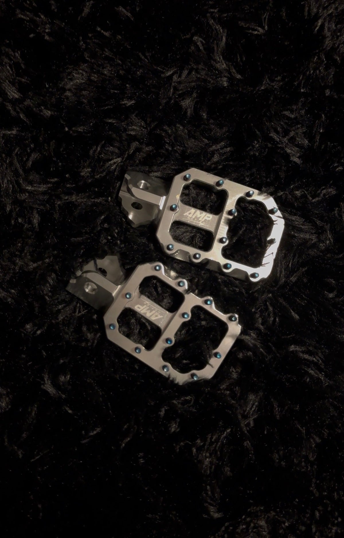 Ultra Bee Wide Aluminum pegs
