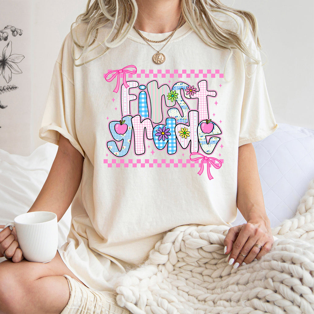 First Grade Teacher Retro Checkered Pattern Back To School Style For Teachers Comfort Colors Tee